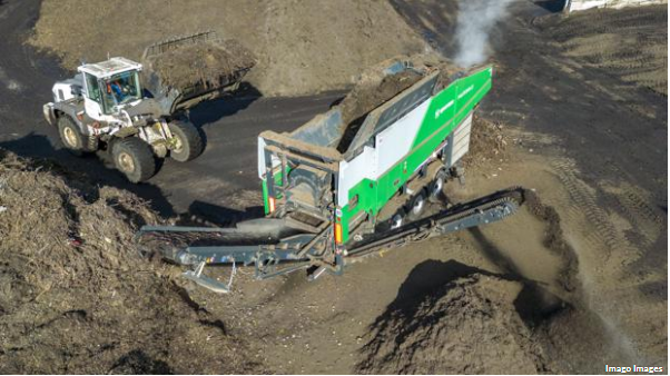 Grüne Energie: Bioreste werden für die Nutzung in einer Biogasanlage vorbereitet.